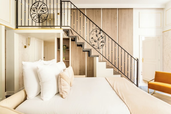 아파트 | 거실 공간 | 케이블 채널 시청이 가능한 43인치 스마트 TV, 넷플릭스, 스트리밍 서비스