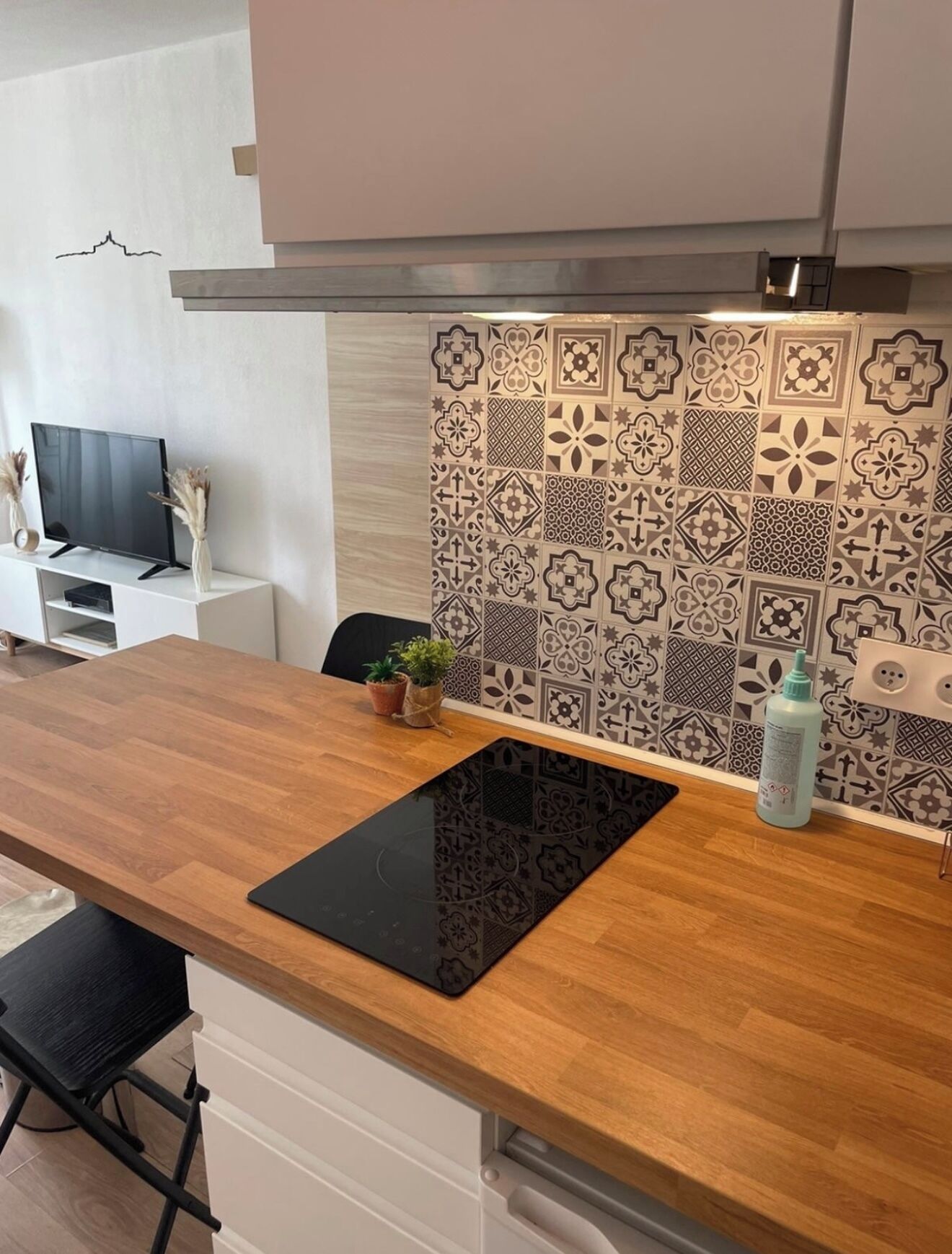 Refrigerador, microondas, parrilla de estufa y cafetera y tetera 