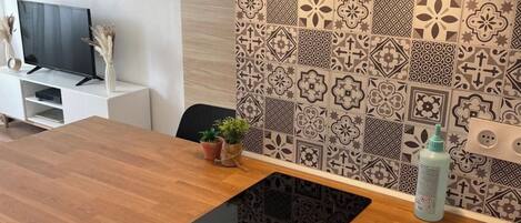 Een koelkast, een magnetron, een kookplaat