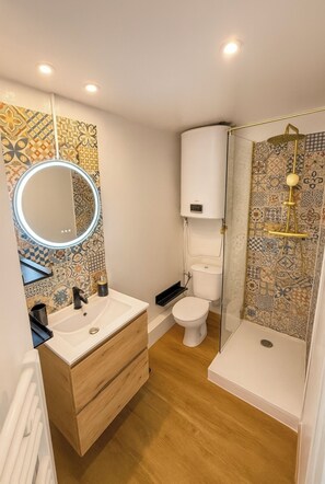 Dusche, Handtücher, Toilettenpapier