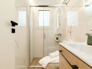 Douche, articles de toilette gratuits, sèche-cheveux