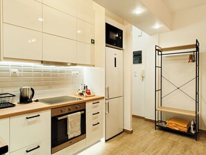 冷蔵庫、オーブン、コンロ、電気ポット