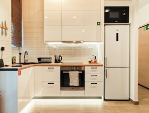 Réfrigérateur, four, plaque de cuisson, bouilloire électrique