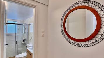 Dusj, hårføner, håndklær og såpe