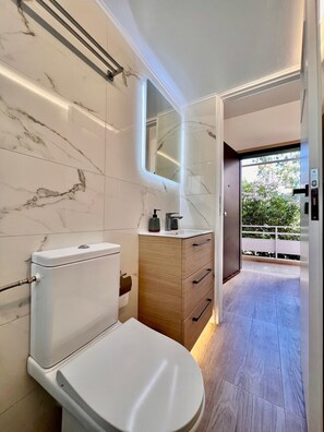 Dusche, Haartrockner, Handtücher, Seife