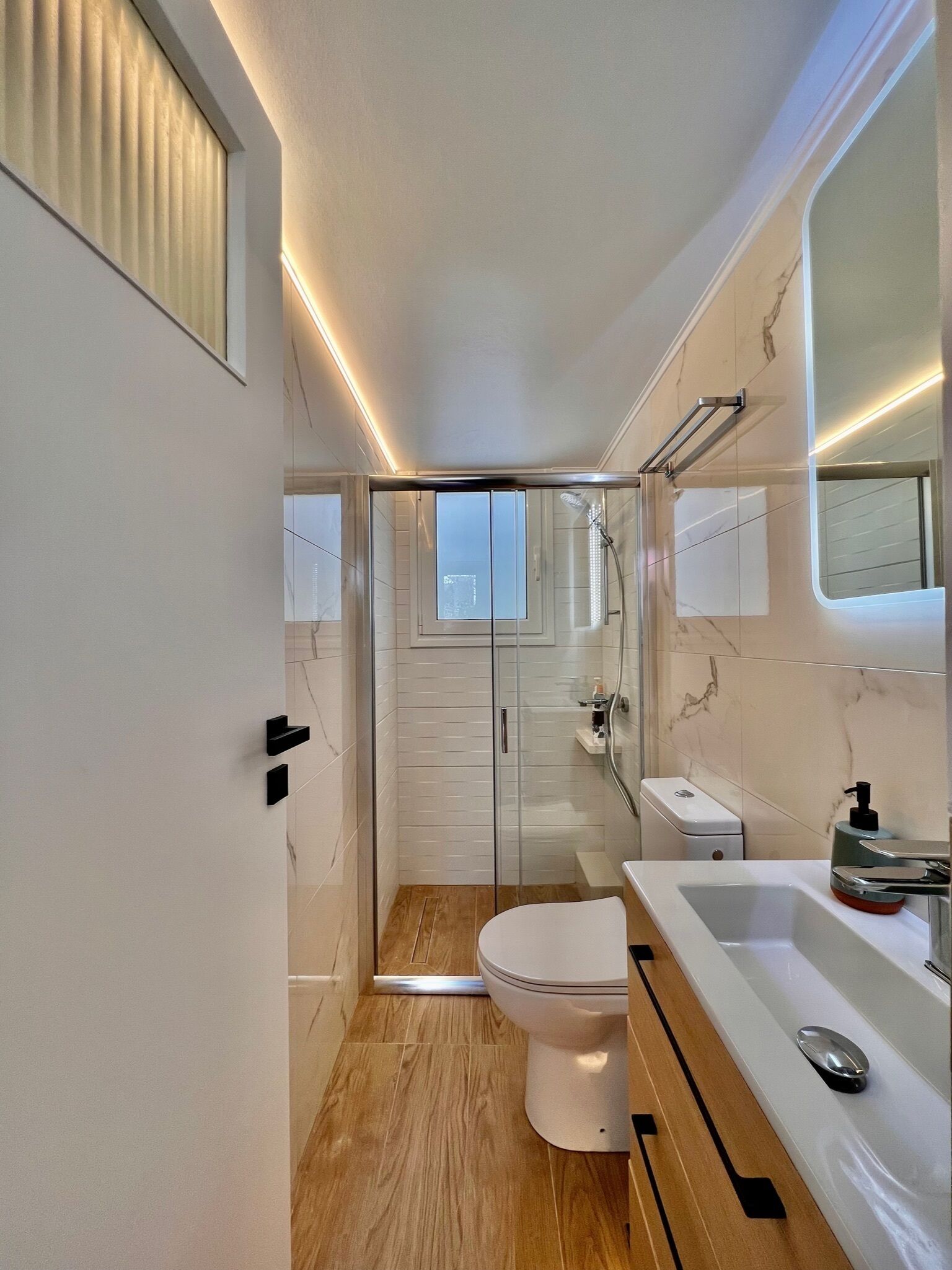 Dusche, Haartrockner, Handtücher, Seife