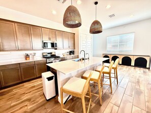 Kj øleskap, mikrobølgeovn, ovn og kokeplater