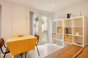 Studio, 1 Bedroom, Patio | Dining