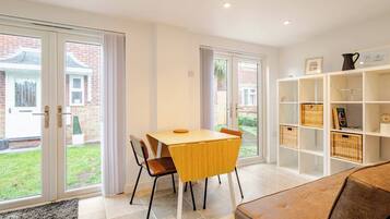 Studio, 1 Bedroom, Patio | Living room
