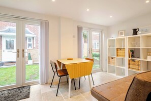 Studio, 1 chambre, patio | Salle de séjour