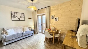 Living area - Apartment in Vars Near the Ski Slopes (Vars)