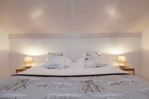 5 Schlafzimmer, Schreibtisch, Bügeleisen/Bügelbrett, Reisekinderbett