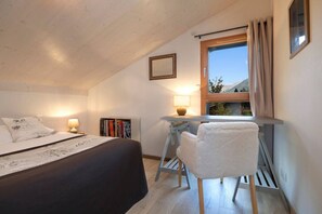 5 bedrooms, desk, iron/ironing board, travel crib