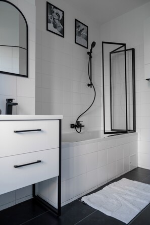 Hair dryer, towels, soap, toilet paper - Spacious vacation apartment with good facilities and exclusive garden access (Wien)