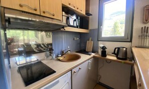 Kühlschrank, Geschirrspüler, Wasserkocher, Kochgeschirr/Geschirr/Besteck