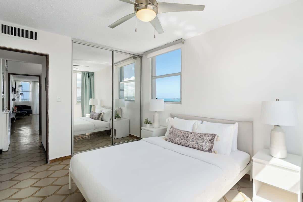 3 habitaciones, tabla de planchar con plancha y cuna de viaje 