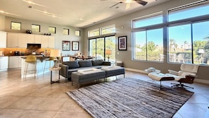 Smart-TV, peis, DVD-spiller og bøker