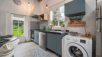 Frigorífico, microondas, horno y placa de cocina