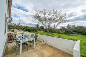 Outdoor dining - Villa 'Sunrise' with Private Terrace, Private Garden and Wi-Fi (Carvoeiro)