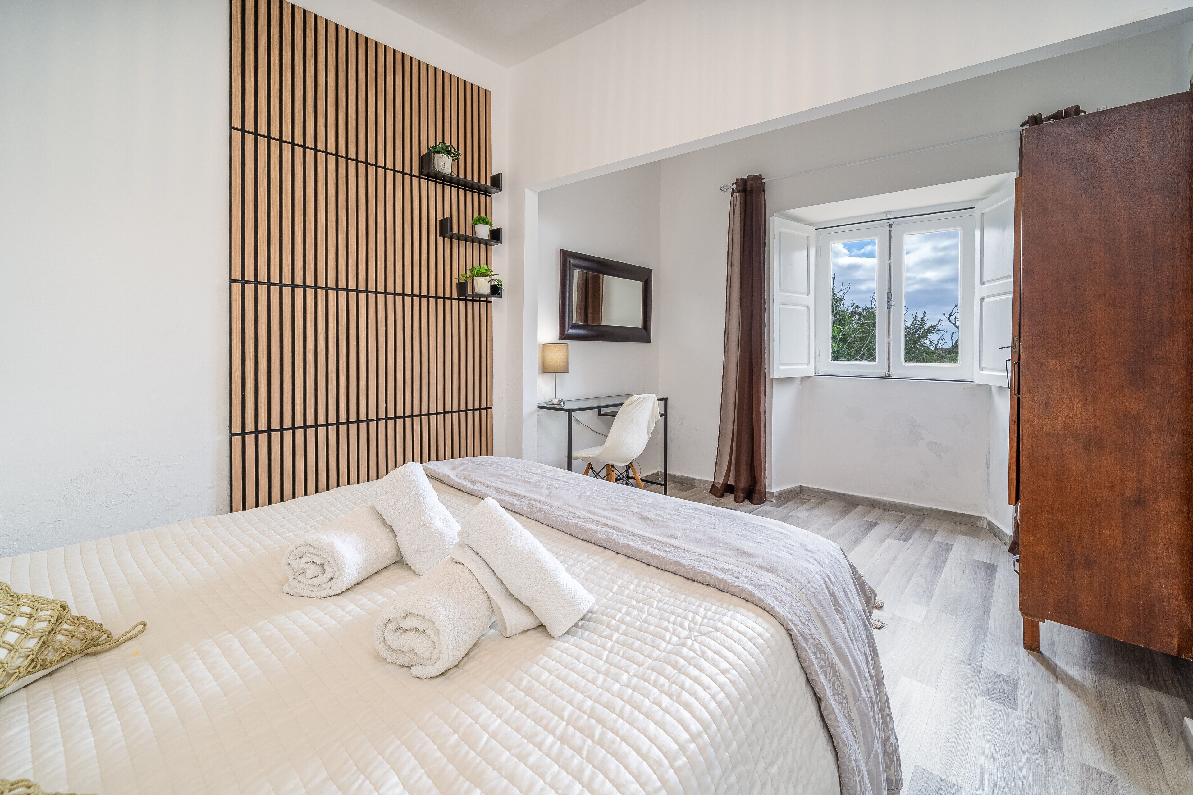 3 chambres, fer et planche à repasser, Wi-Fi, draps fournis