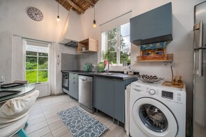 Fridge, microwave, oven, stovetop - Villa 'Sunrise' with Private Terrace, Private Garden and Wi-Fi (Carvoeiro)