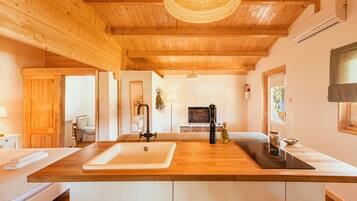 Peti sejuk mini, ketuhar gelombang mikro, kerusi tinggi