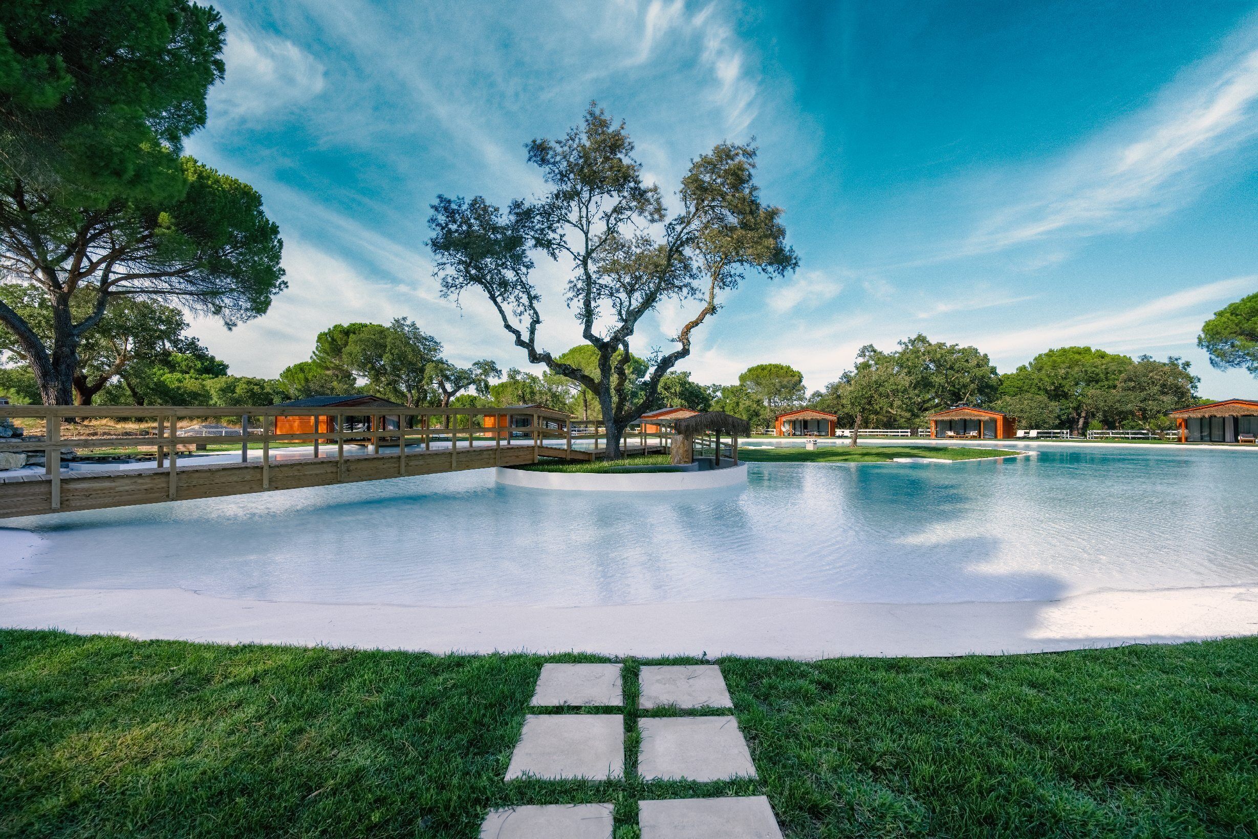 2 hồ bơi ngoài trời, dù/ô trên bãi biển/hồ bơi, ghế dài tắm nắng 