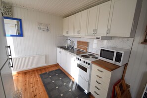 Jääkaappi, mikroaaltouuni, uuni, kahvin-/teenkeitin