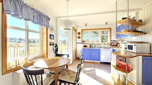 Jääkaappi, mikroaaltouuni, uuni, astianpesukone