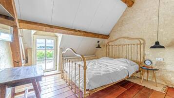 Casa | 1 habitación, muebles diferentes y ropa de cama