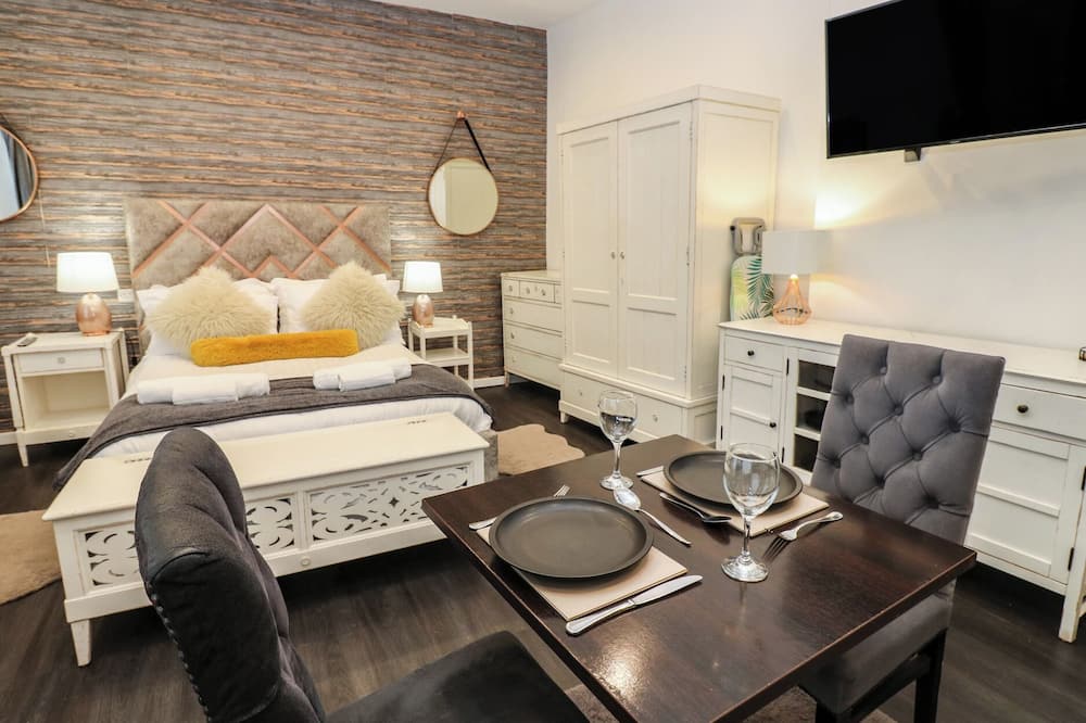 The Railway Apartment - Ruffside