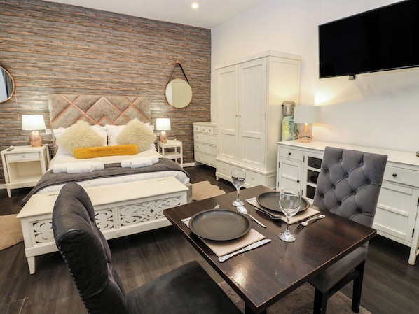 1 habitación, decoración personalizada y muebles diferentes