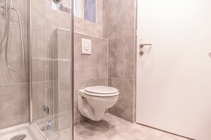 Basic-Apartment | Badezimmer | Dusche, kostenlose Toilettenartikel, Haartrockner, Handtücher