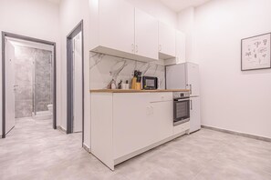 Appartement de base | Cuisine privée | Réfrigérateur, four à micro-ondes, un four, surface de cuisson