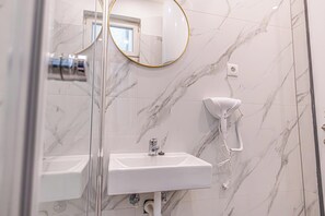 Appartement de base | Salle de bain | Douche, articles de toilette (gratuits), séchoir à cheveux