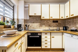 Fridge, microwave, oven, stovetop - Apartment 'An der Kriemhildmühle' with Private Terrace (Xanten)