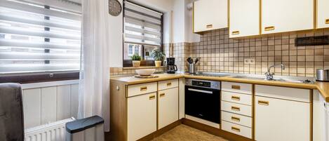 Køleskab, mikrobølgeovn, ovn, kogeplade