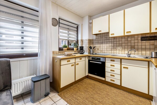 Fridge, microwave, oven, stovetop - Apartment 'An der Kriemhildmühle' with Private Terrace (Xanten)
