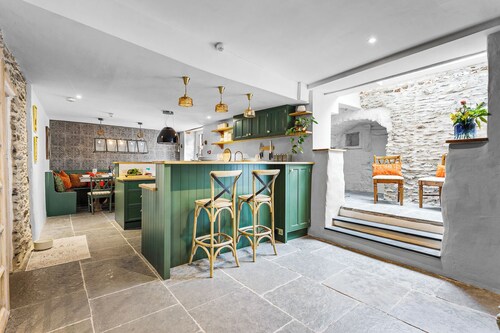 Stylish luxurious 5 bedroom house, central Lynton