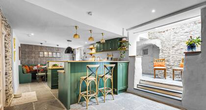 Stylish luxurious 5 bedroom house, central Lynton