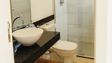 Chuveiro, sabonete, papel higiênico