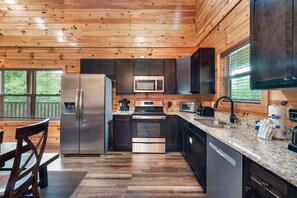 Ovn, kokeplater, oppvaskmaskin og kaffetrakter/tekoker