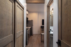 Mikroaaltouuni, kahvin-/teenkeitin