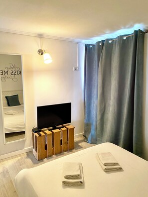 1 Schlafzimmer, Schreibtisch, Bügeleisen/Bügelbrett, Reisekinderbett