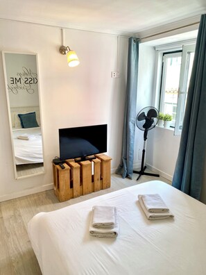 1 bedroom, desk, iron/ironing board, travel cot - Tejo River View Classic Flat Lisbon Historic Heart (Lisboa)