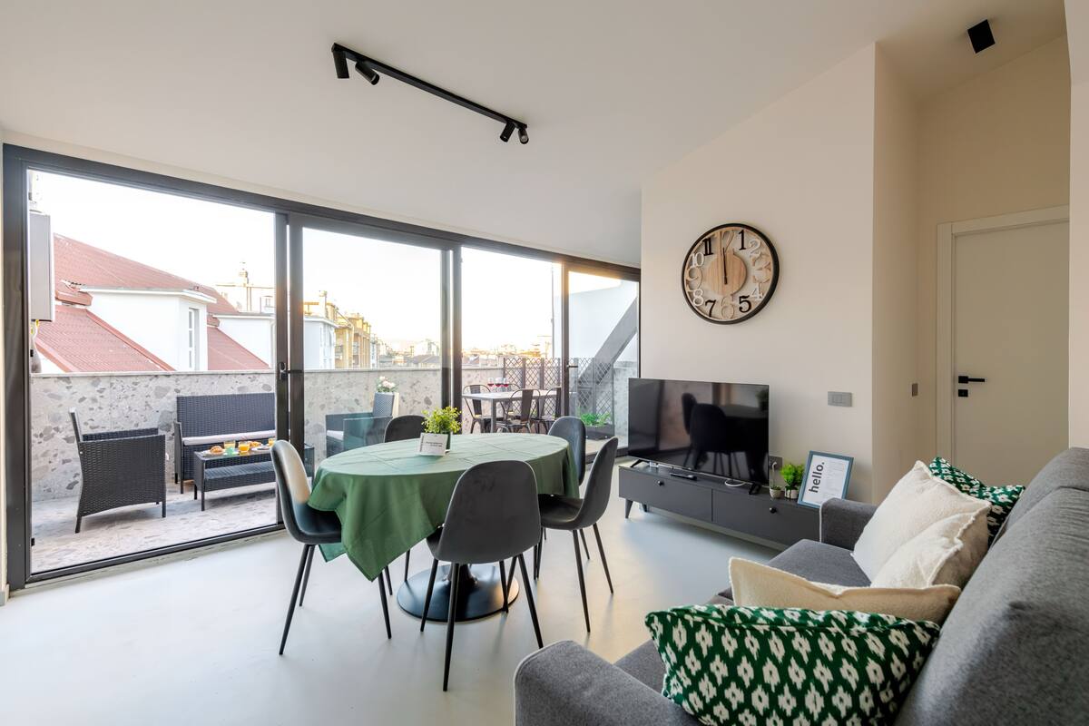 Suite, City View | Living area