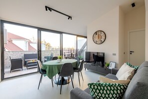 Suite, City View | Living area
