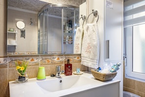 Een douche, een haardroger, handdoeken