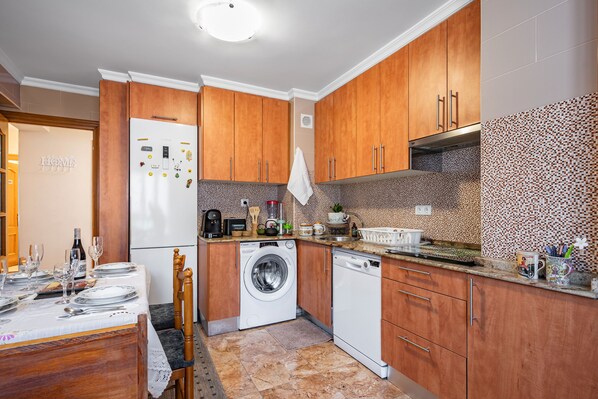 Refrigerador, microondas, horno, placa de cocina