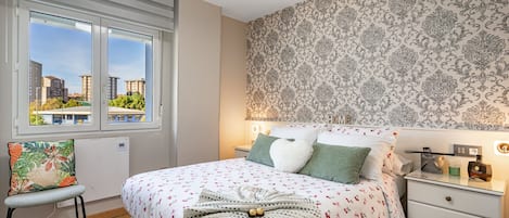 3 habitaciones, tabla de planchar con plancha, wifi y ropa de cama